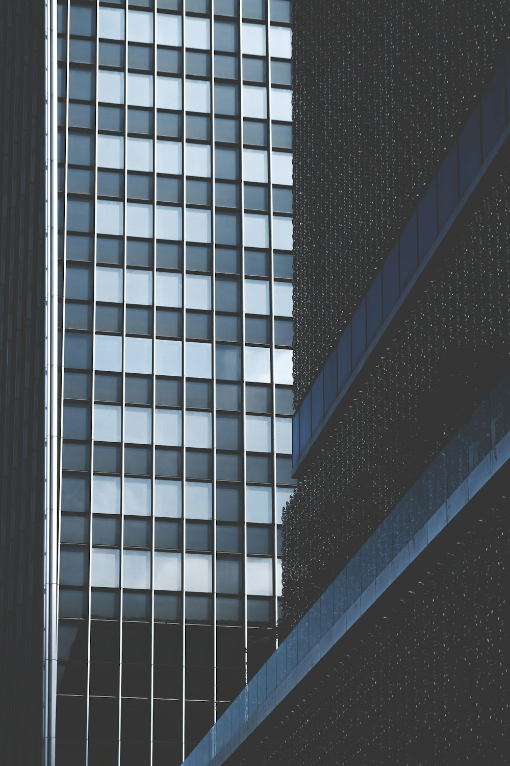 Edificio blu e nero durante il giorno