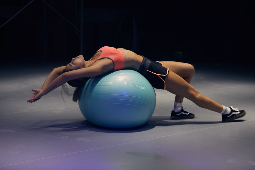 femme faisant du yoga sur ballon de stabilité