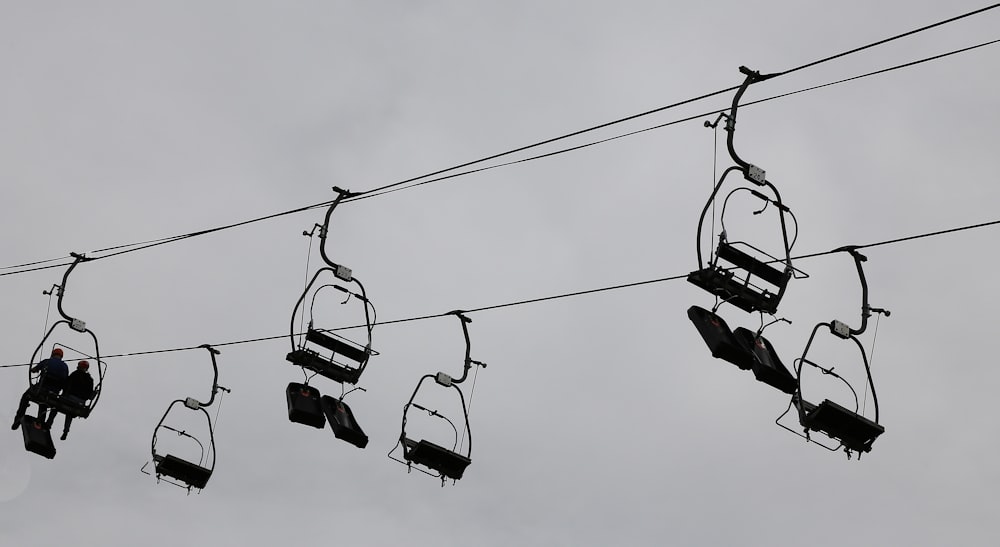 Teleférico sob o céu branco