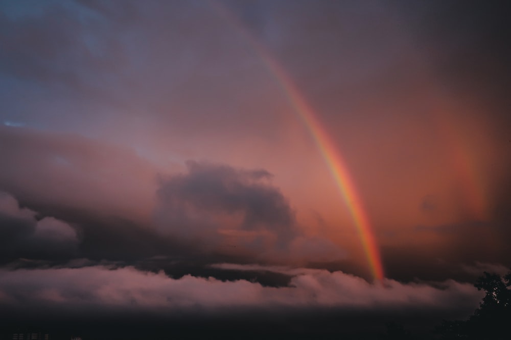 Regenbogen und Wolken