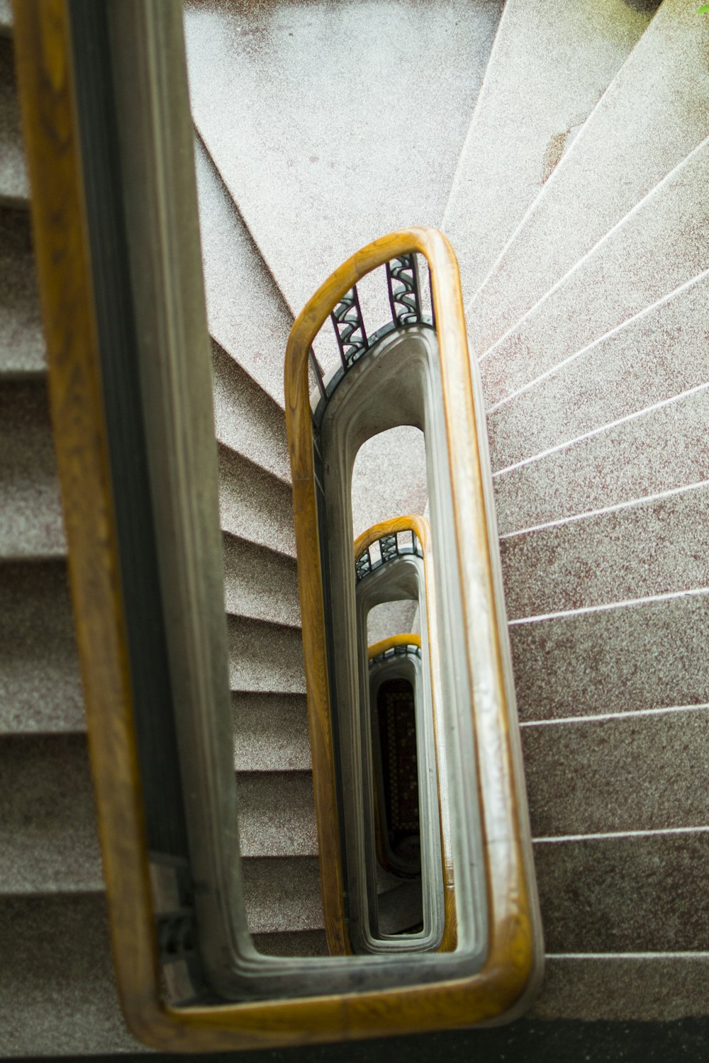 회색 콘크리트 나선형 계단