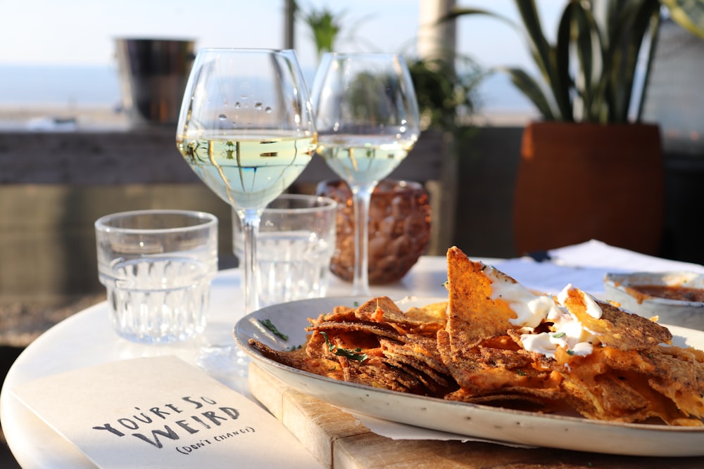 nachos servidos en plato de cerámica blanca