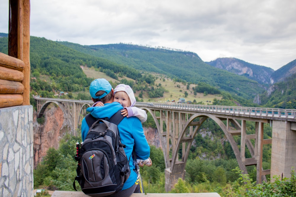 homme portant un sac à dos noir et gris