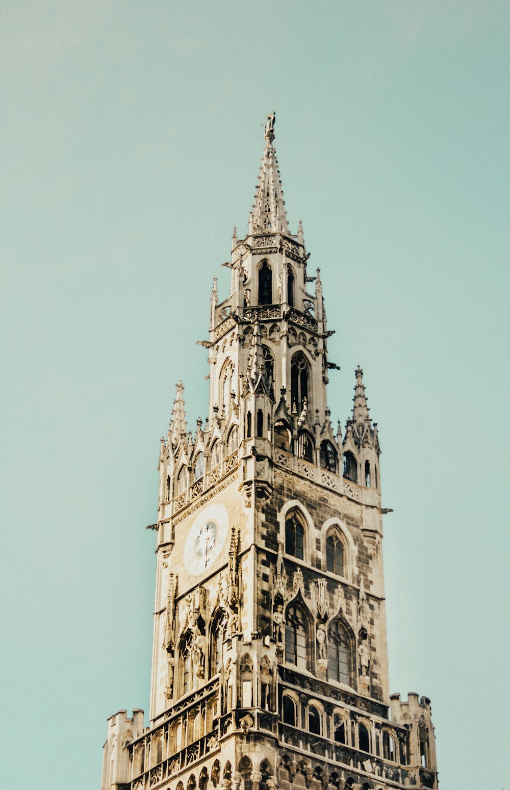 베이지 콘크리트 타워 시계의 로우 앵글 사진