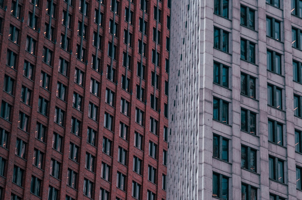 Foto dell'edificio in cemento bianco e rosso