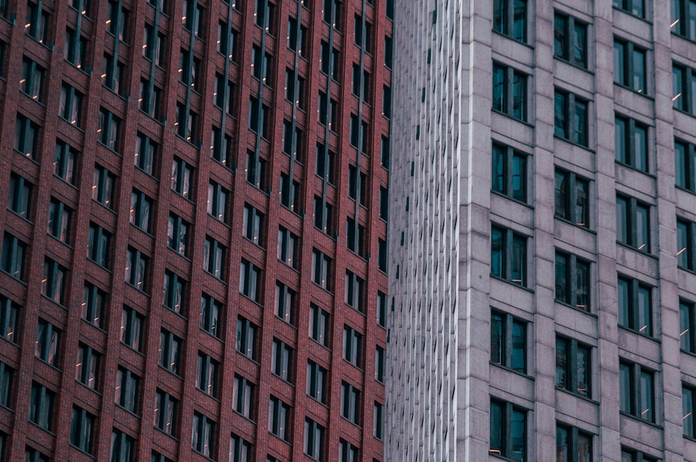Foto de un edificio de hormigón blanco y rojo