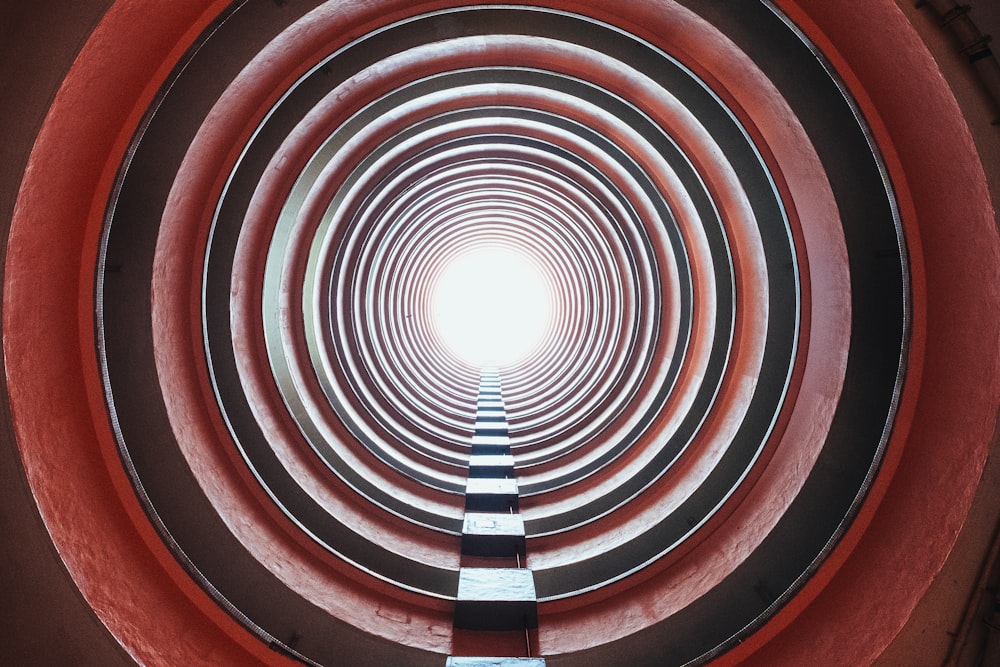 Foto aus niedrigem Winkel eines roten Betongebäudes