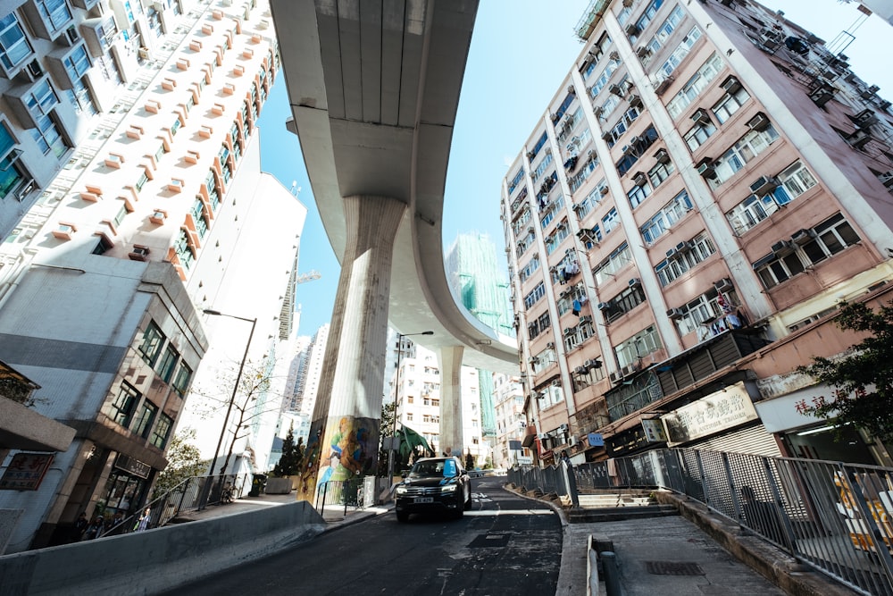 Coche negro cerca de un edificio gris