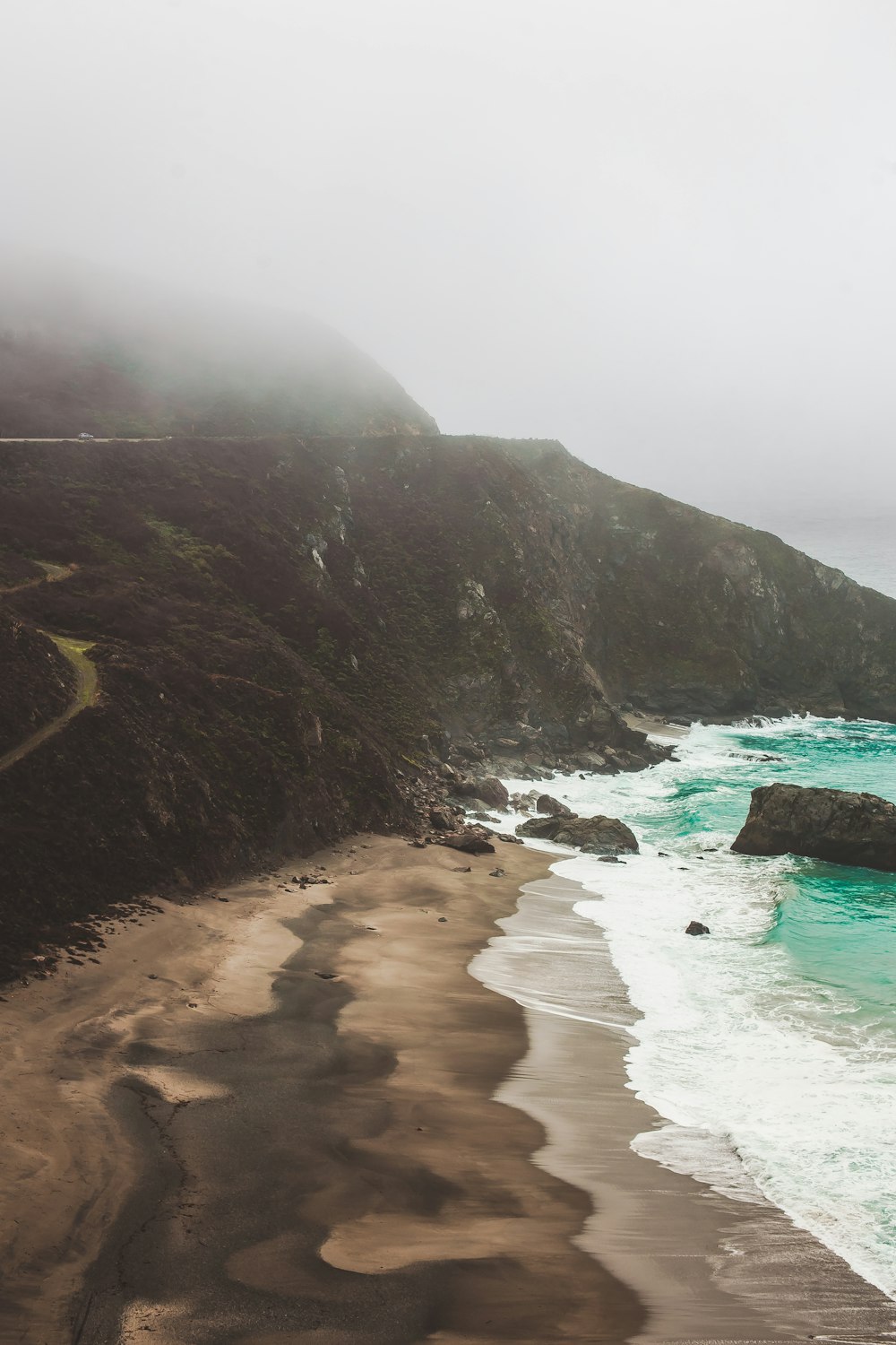 Montaña y orilla del mar cerca del cuerpo de agua