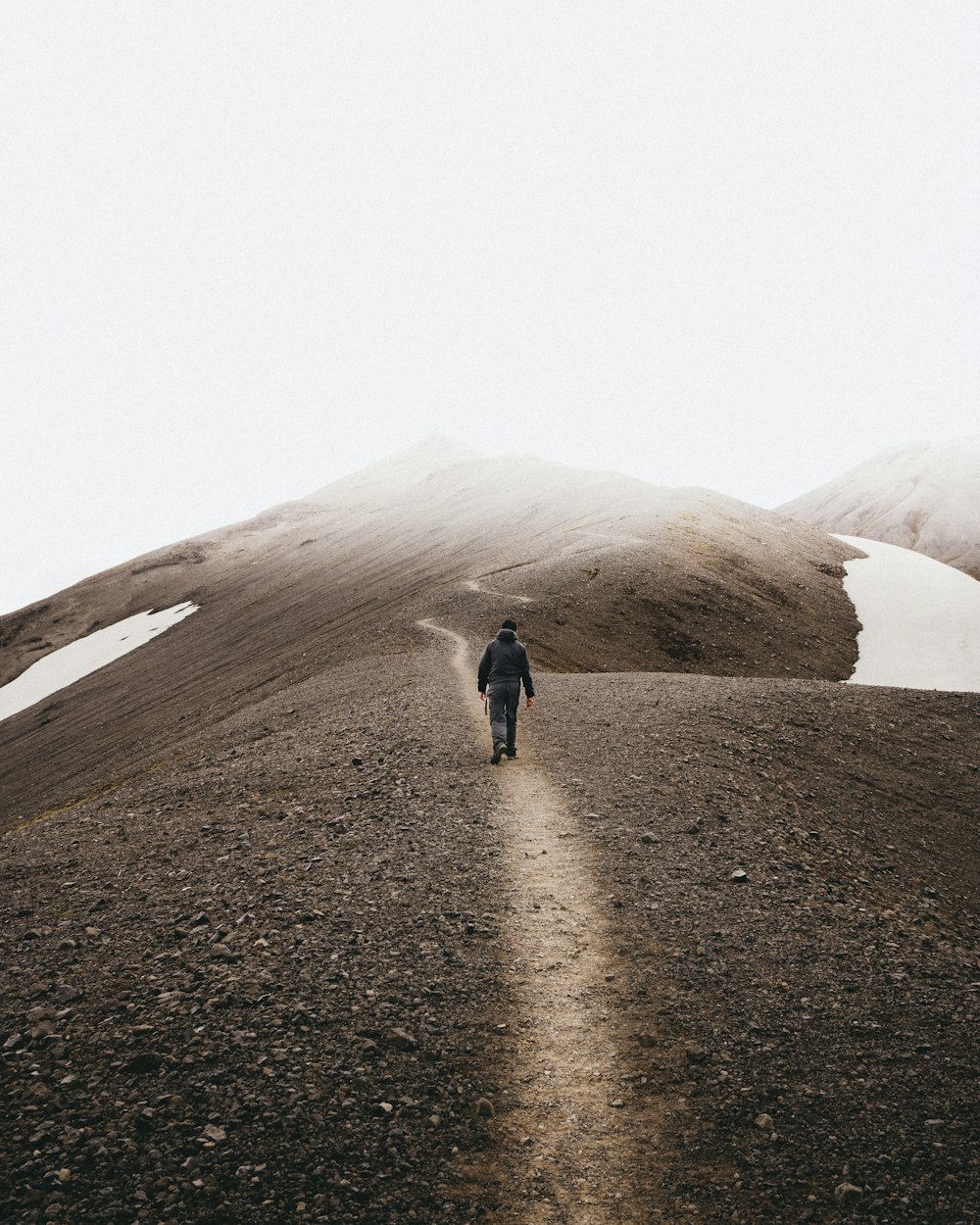 uomo che cammina sulla montagna