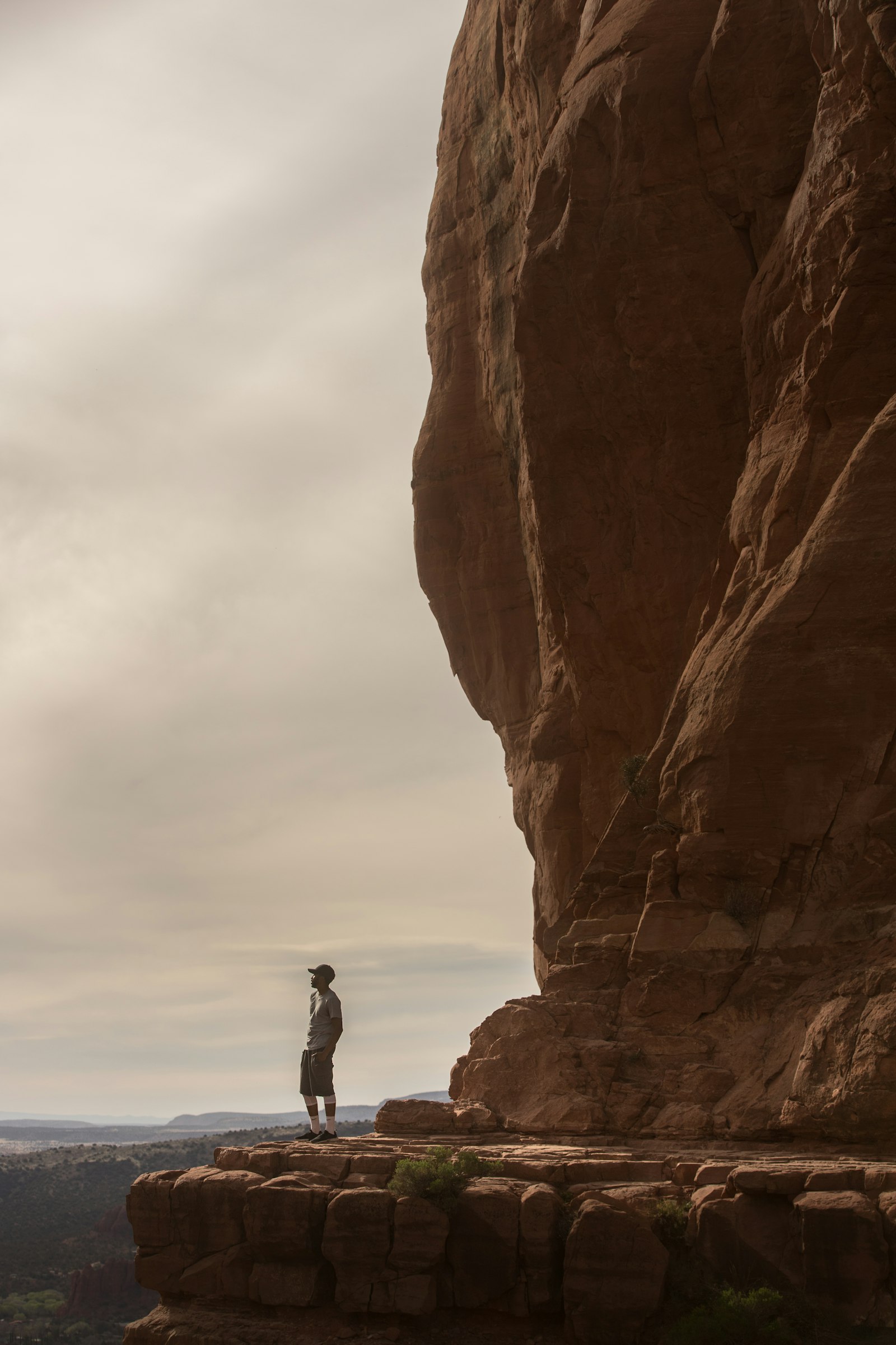 Canon EOS 6D Mark II + Canon EF 70-200mm F2.8L IS II USM sample photo. Man standing at cliff photography