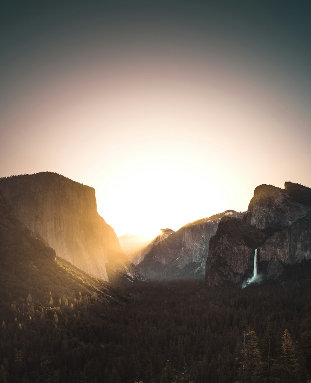 Montagnes brunes pendant la journée