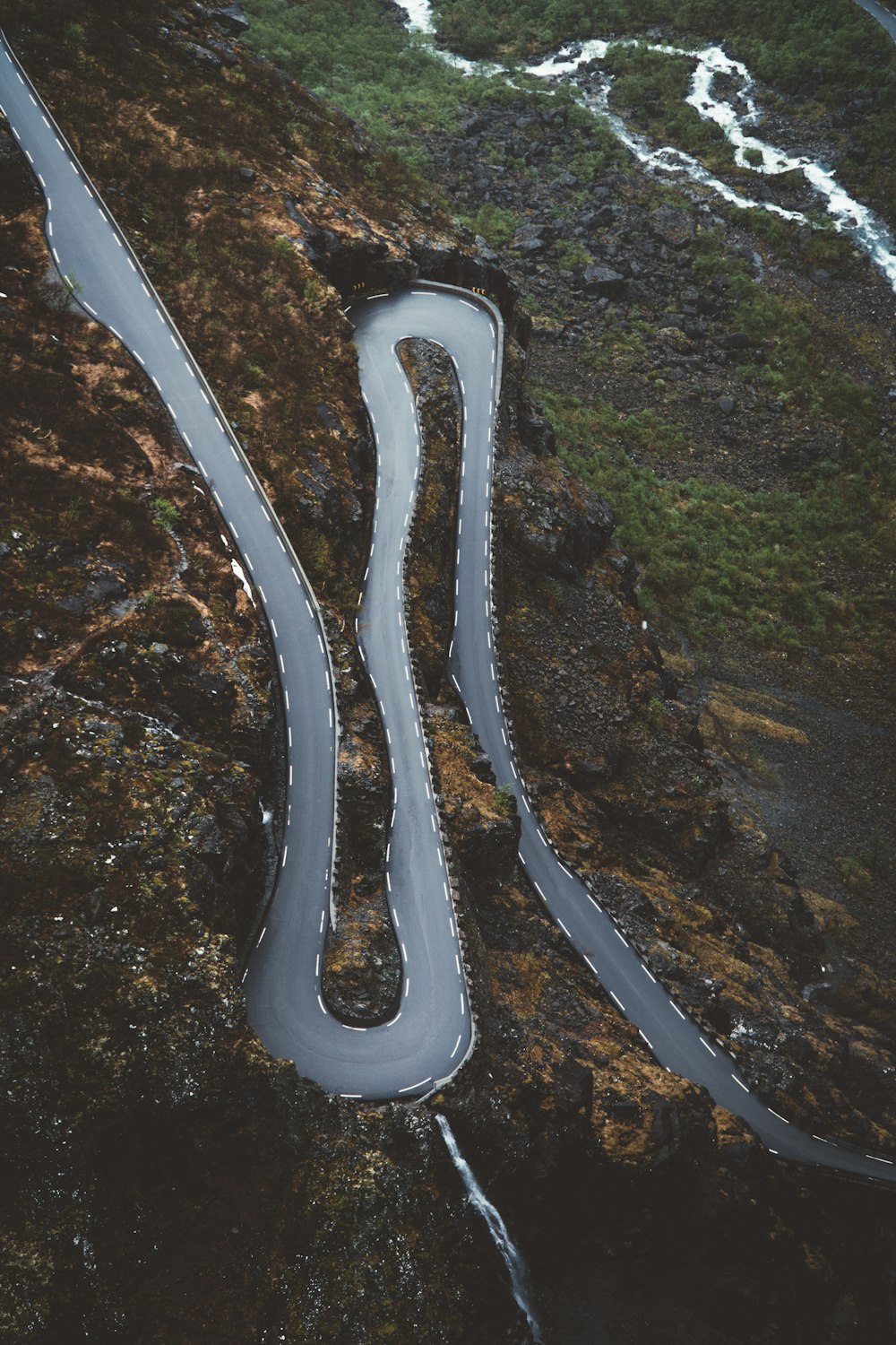 Fotografia de olho de pássaro da rodovia vazia