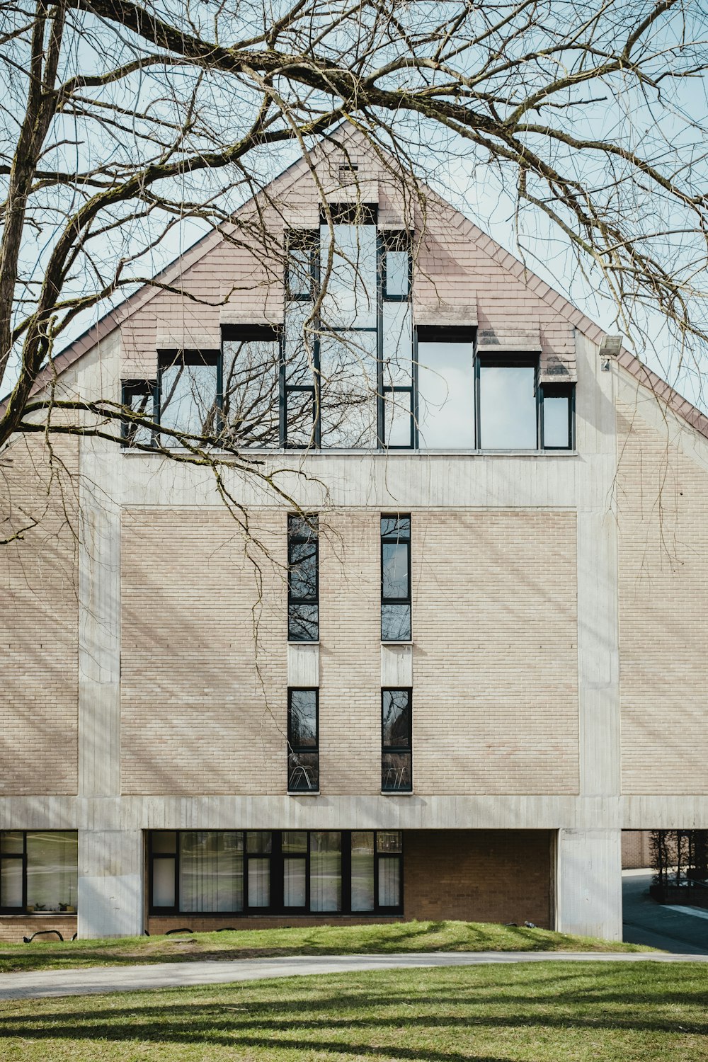 Bâtiment en béton brun et gris pendant la journée