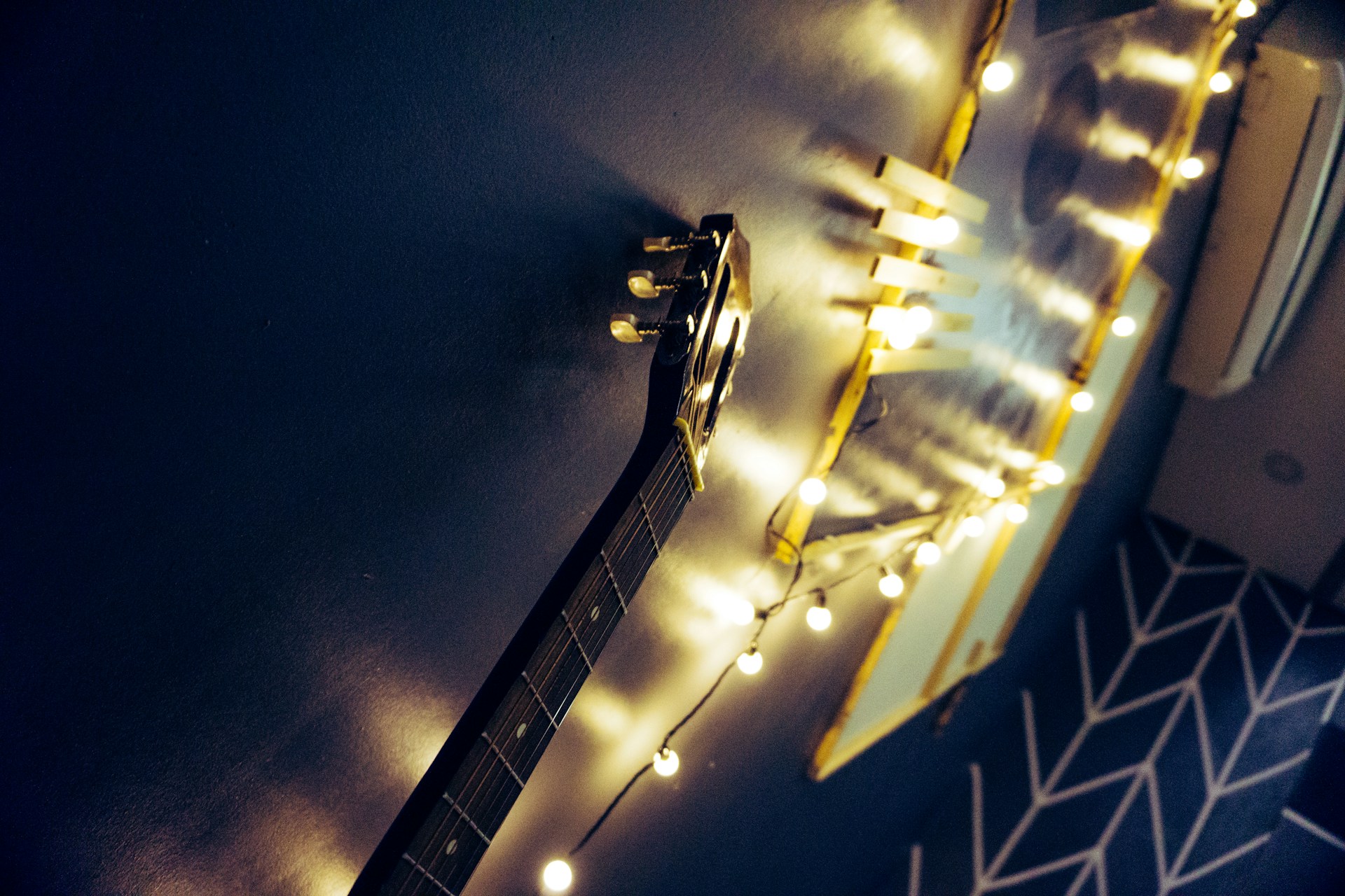 gray computer monitor