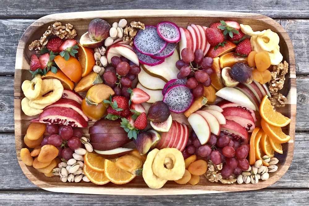 Variedad de frutas cortadas en rodajas en bandeja