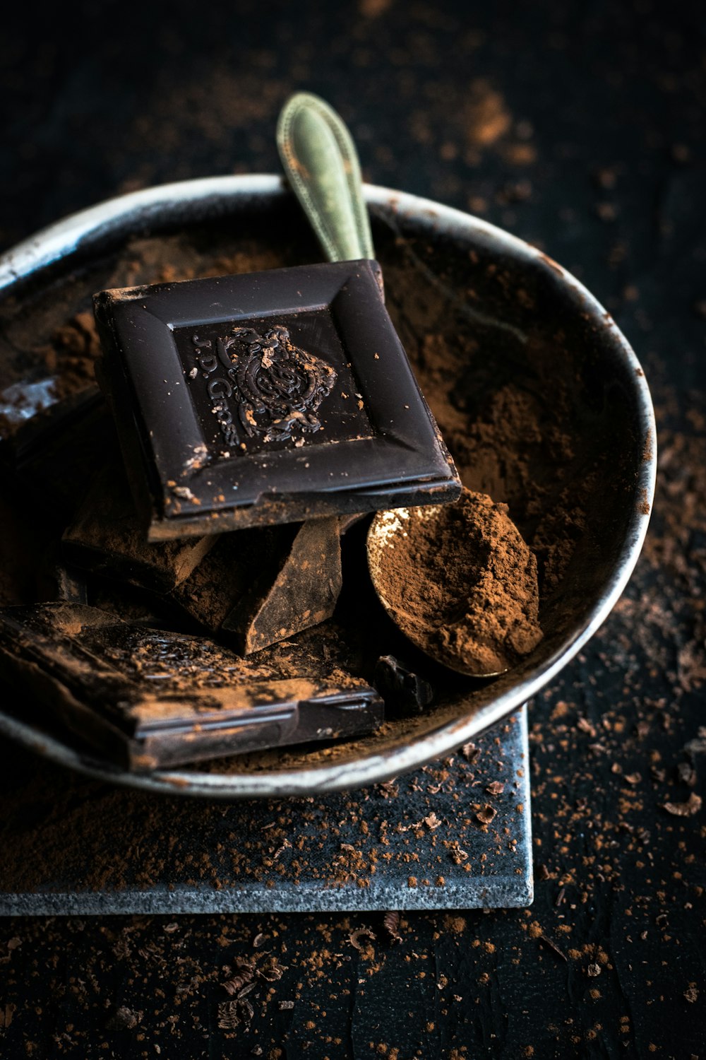 Barra de chocolate y polvo en un bol