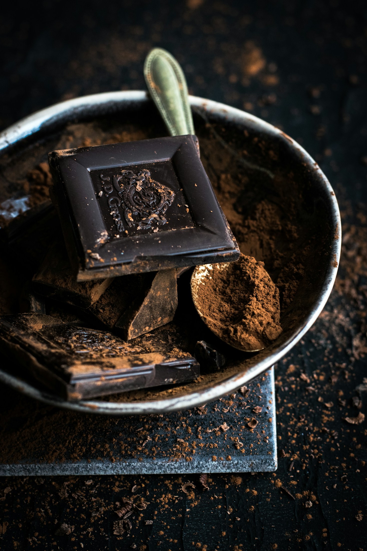 barra de chocolate y polvo en un tazón