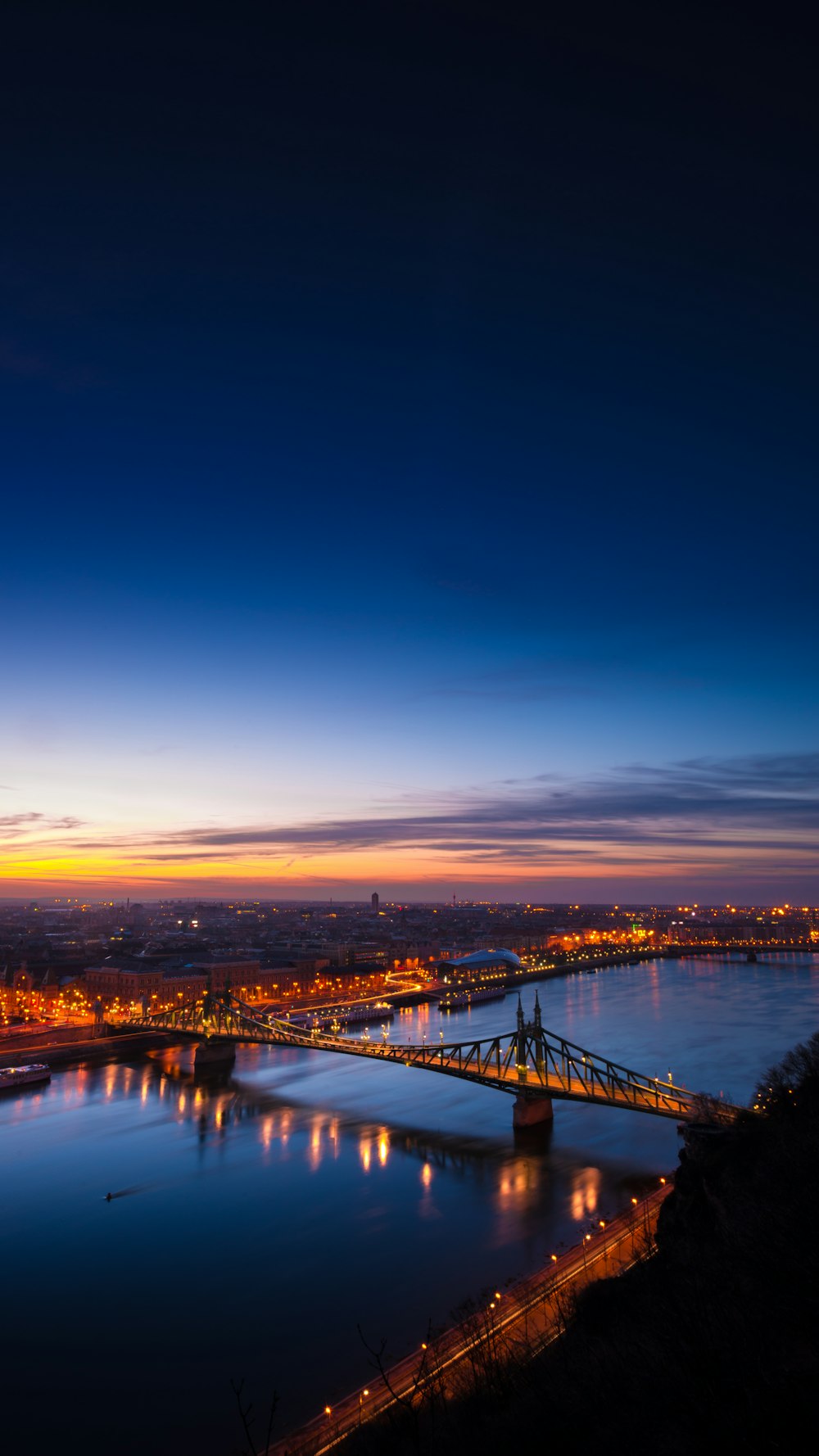 Fotografia de paisagem de ponte de concreto