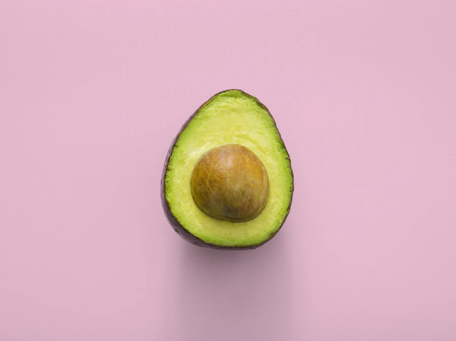 Œufs brouillés, avocat et pain au levain