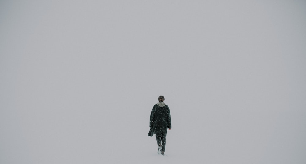 흰 표면에 걷는 남자