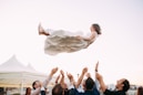 Photo mariée lancé en l'air par les invités