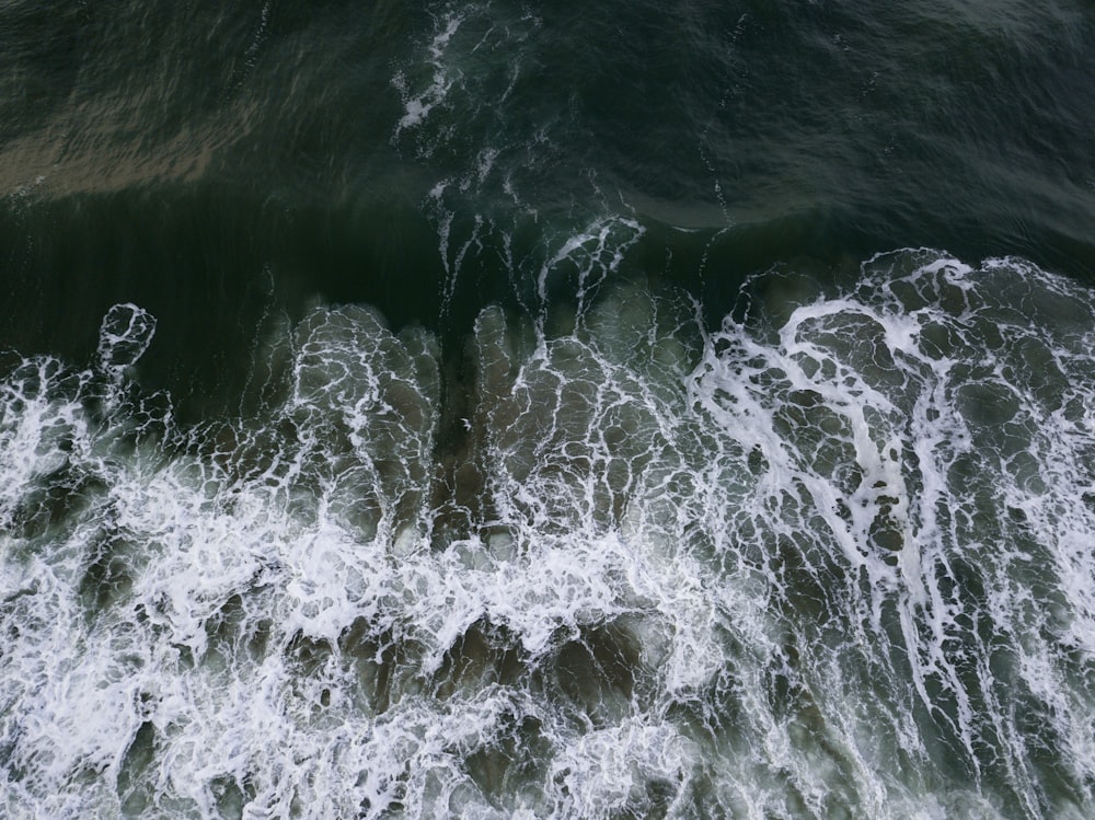 specchio d'acqua con onde