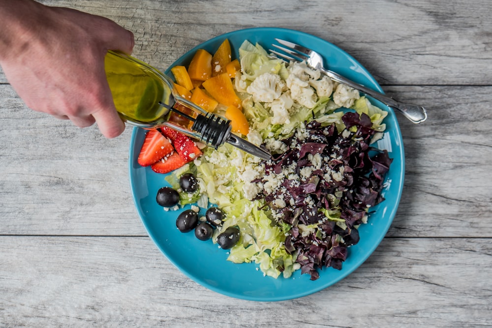 Flat-Lay-Fotografie von Menschen, die Gemüse- und Obstsalat zubereiten