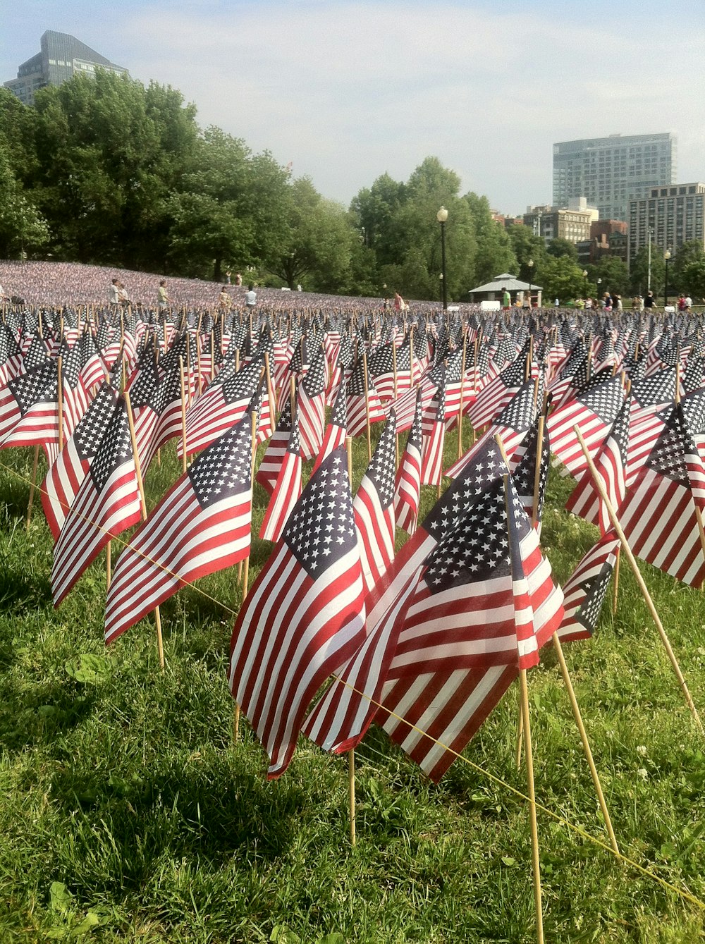 Menschen, die in der Nähe von US-Flaggen stehen, Hintergrund von Gebäuden