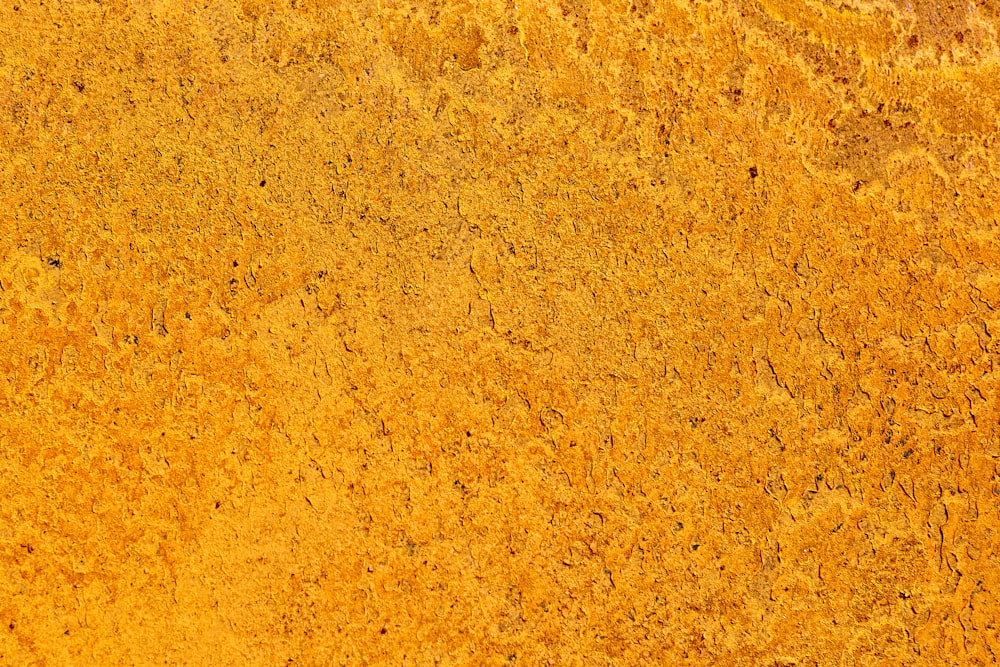 eine Nahaufnahme einer gelben Oberfläche, die wie Schmutz aussieht