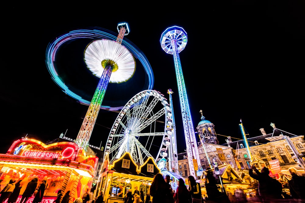 Carnaval iluminado durante la noche