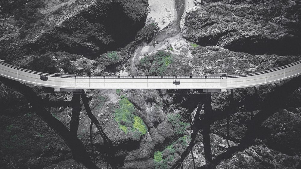 Vista aérea de un puente de hormigón gris