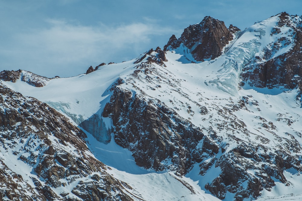 montagnes enneigées pendant la journée