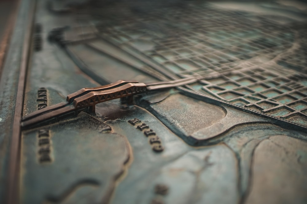 um close up de um objeto de metal com um mapa em segundo plano