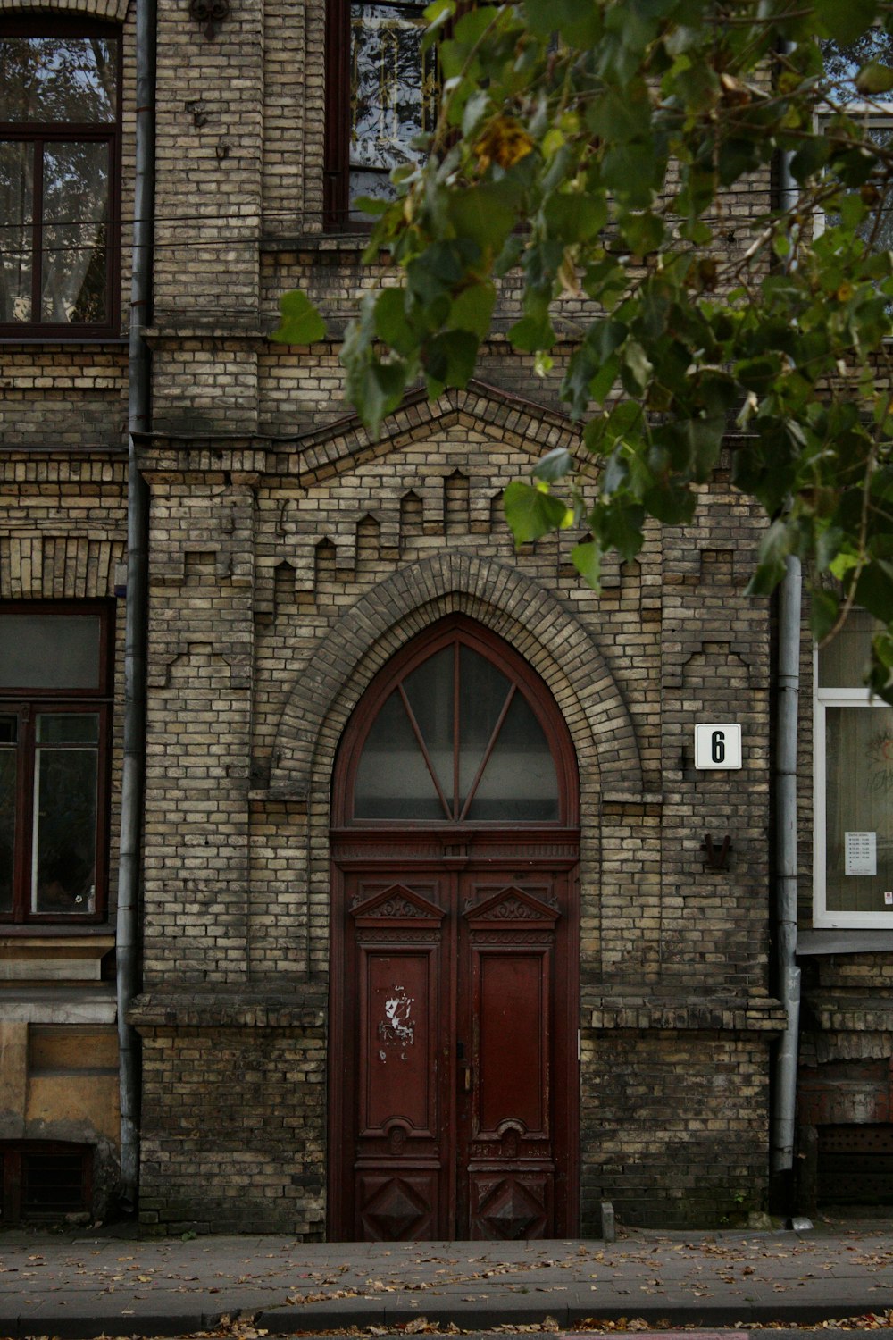 Edificio de hormigón marrón con puerta de entrada de madera