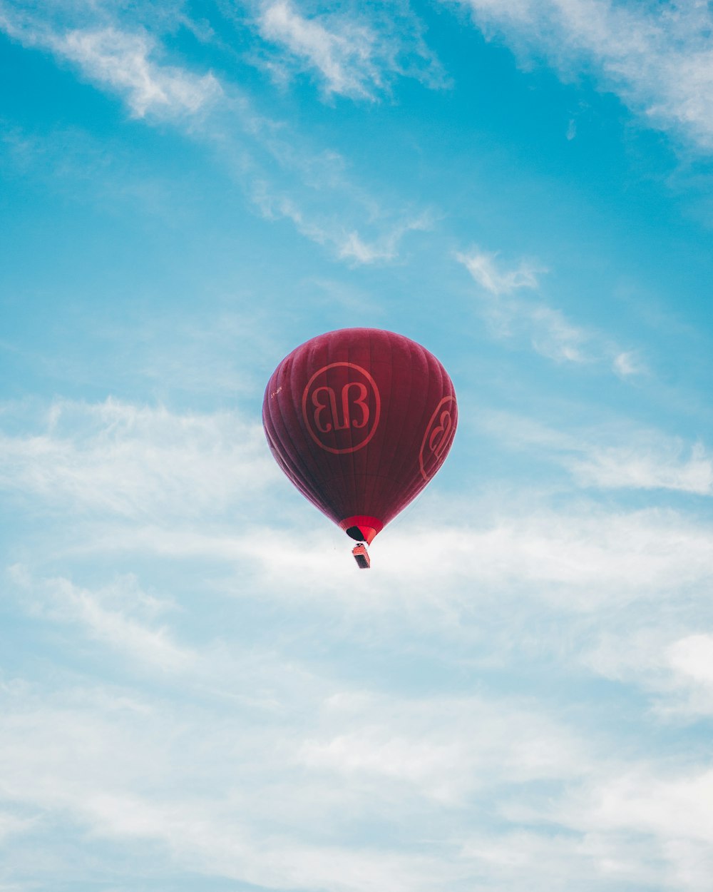 Roter Heißluftballon am Himmel