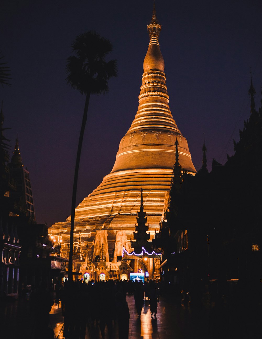 夜間のライトアップで飾られた茶色の寺院