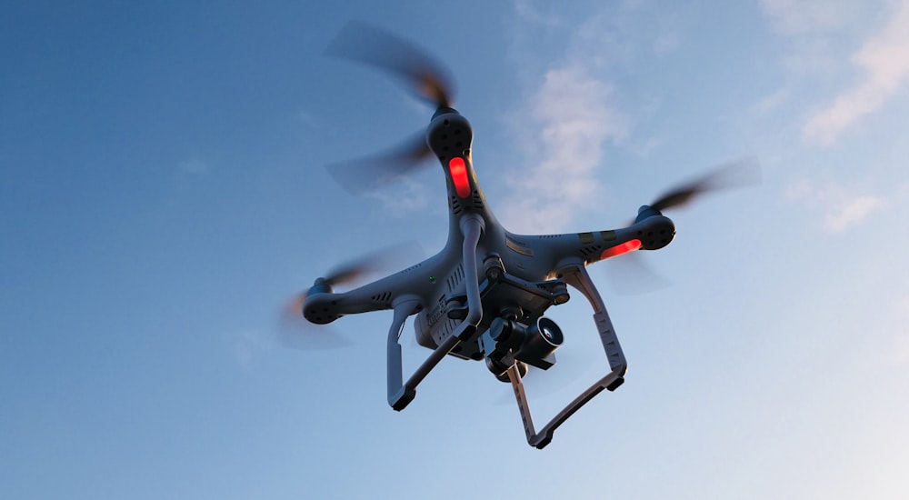 Drohne fliegt unter weißem Himmel