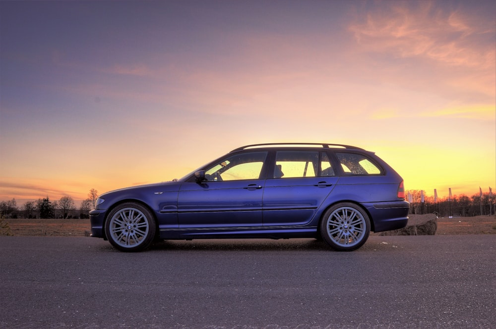 hatchback cinza de 5 portas na estrada