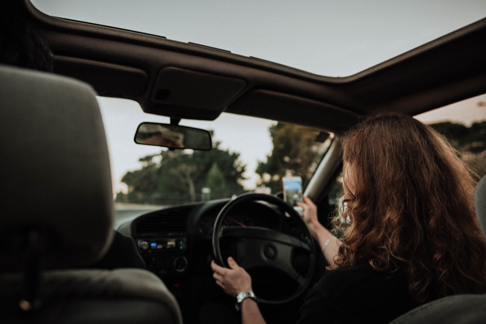 Mujer dentro de la conducción de un automóvil