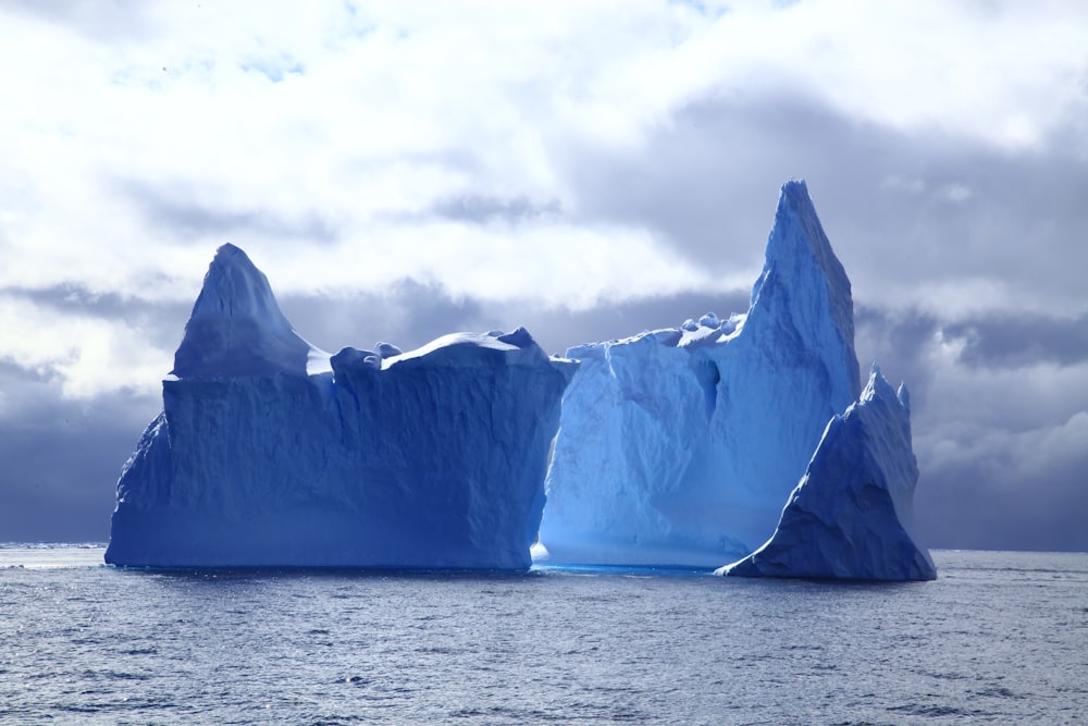 Deux icebergs sous un ciel nuageux le jour