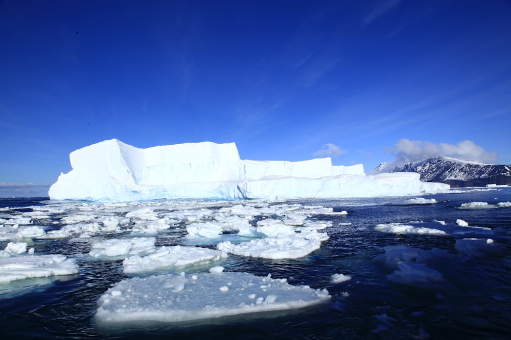 Iceberg sullo specchio d'acqua