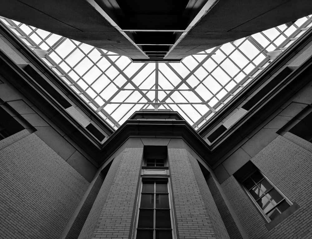 Fotografía de ángulo bajo en el interior del edificio