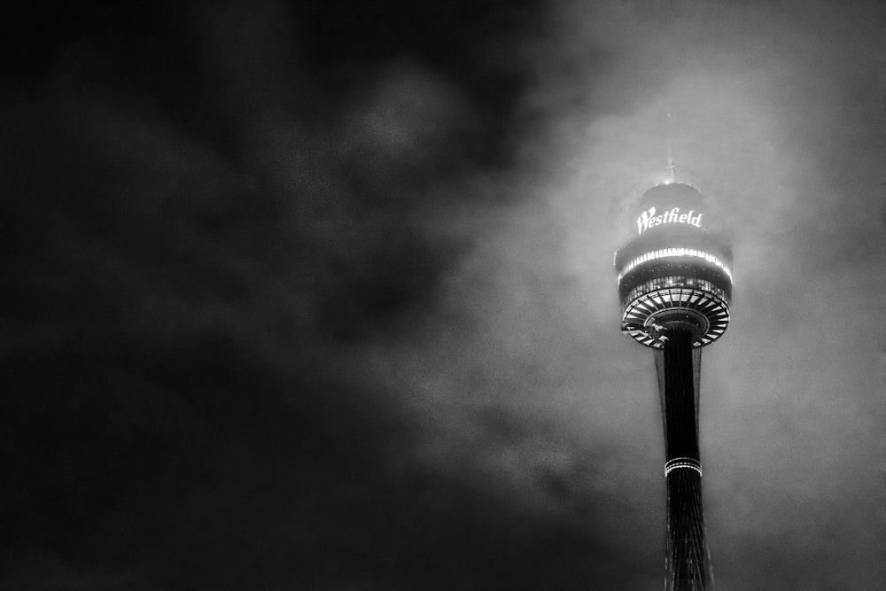 Foto en escala de grises del edificio