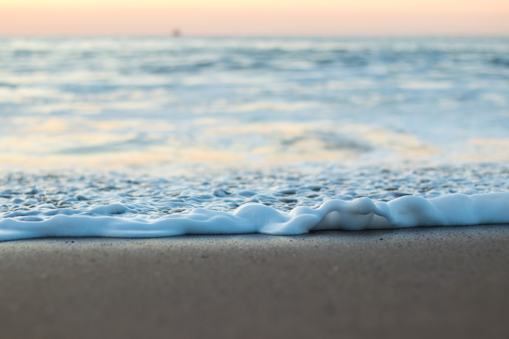 ondas de água durante o dia