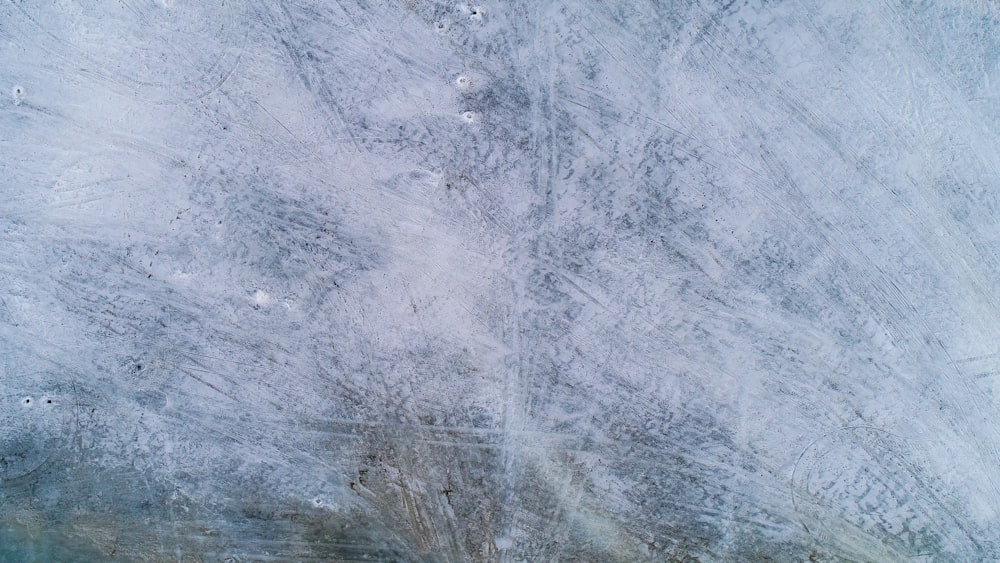 uma vista aérea de um campo coberto de neve