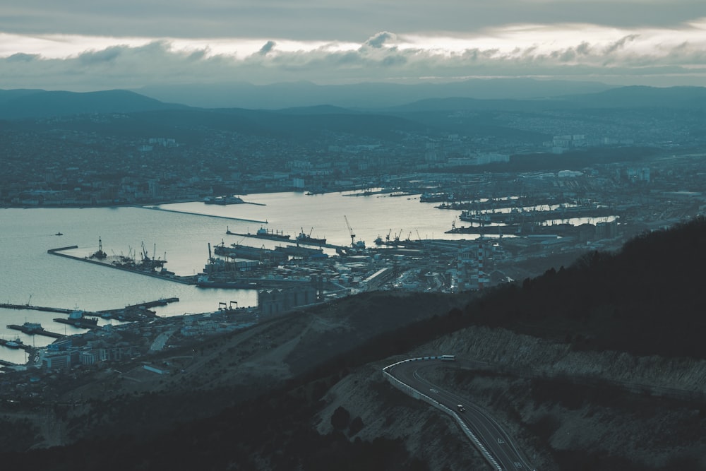 Fotografia aerea del porto vicino alla collina