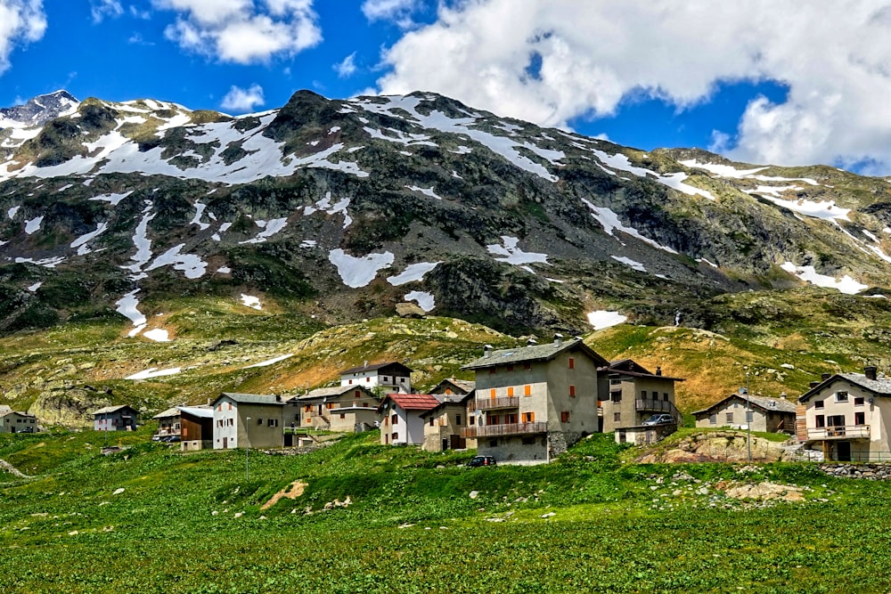 Stadt am Fuße des Berges unter weißen Wolken und blauem Himmel während des Tages