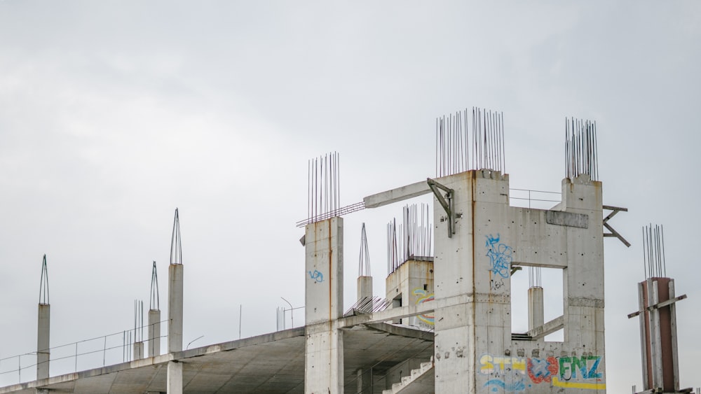 em construção de prédio sob nuvens cinzentas