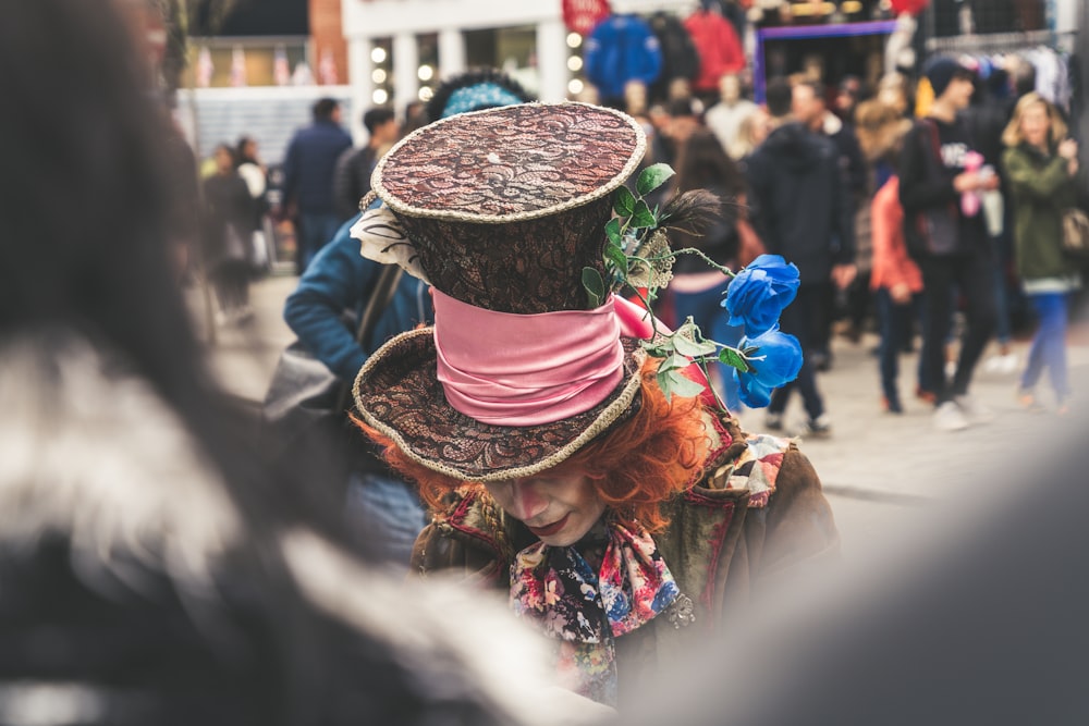 homme portant un chapeau s’inclinant